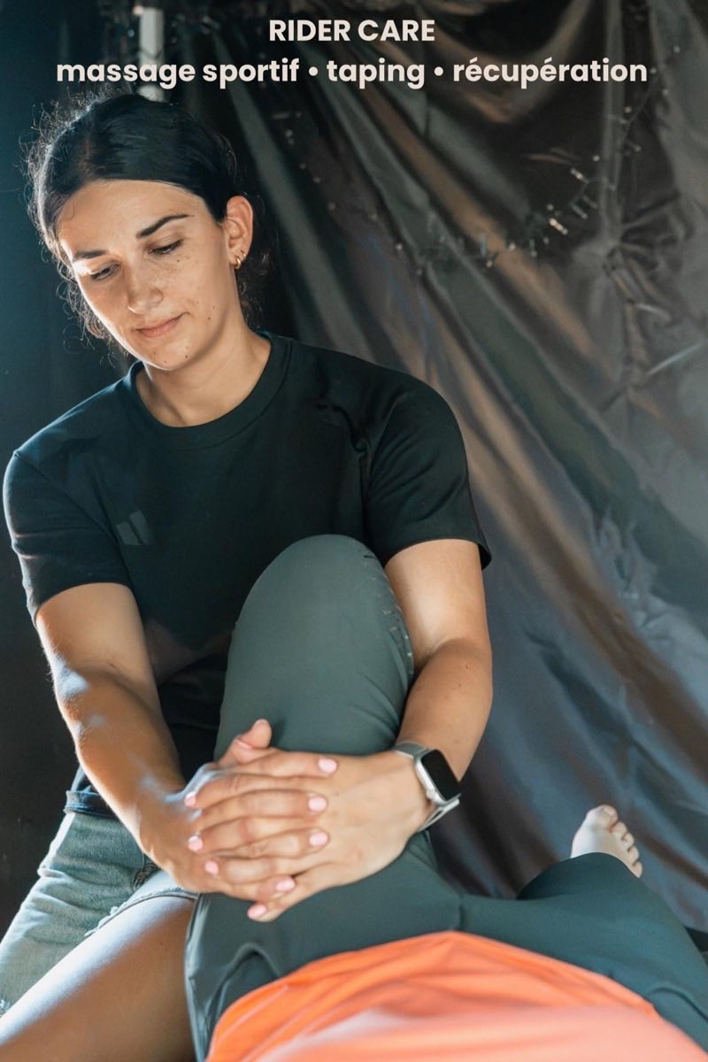 Jeanne François réalisant un étirement et un massage sportif sur une cavalière