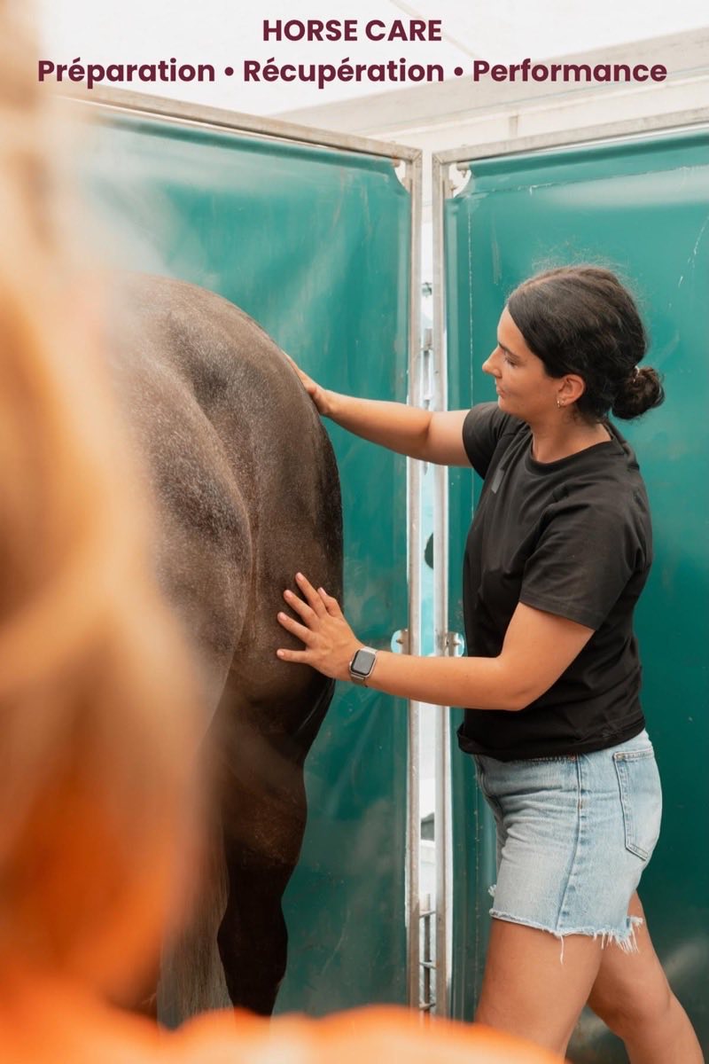 Jeanne François palpant le dos d'un cheval bai lors d'un soin en concours